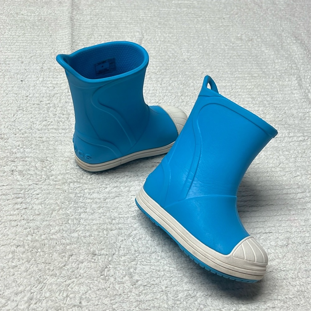 Crocs Kids' Bump It Rain Boot electric blue size C6.